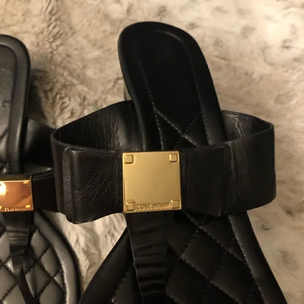: : COLE HAAN OS GRAND Thong Sandals with Gold Tone Block Square Logo Detail : :